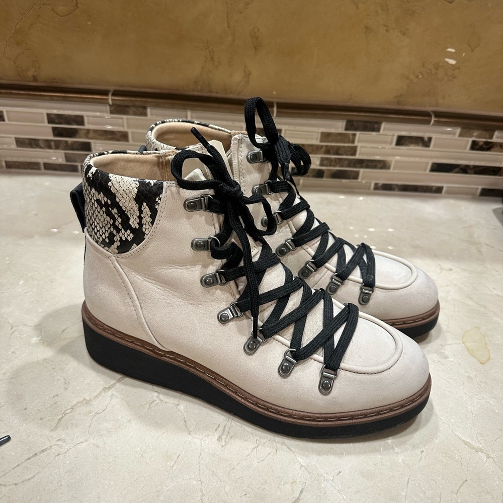 Dr. Scholl’s Boots